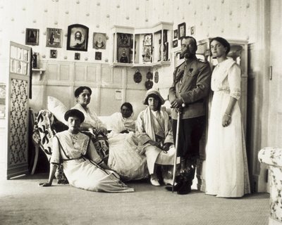 Ritratto dello Zar Nicola II (1868-1918) con la sua famiglia, da sinistra a destra Tatiana, Alexandra (sua moglie), Anastasia, Maria e Olga, c. 1910 da Unbekannt