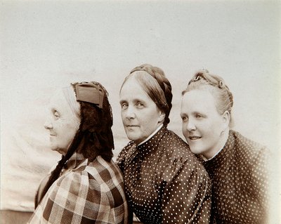 Ritratto di tre donne, Russia, 1890 da Unbekannt