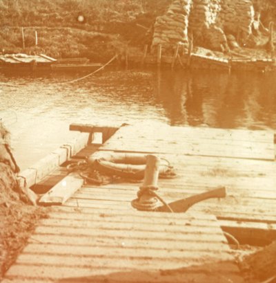 Posto sulla riva del fiume, Diksmuide, Belgio c. 1914-c. 1918 da Unbekannt