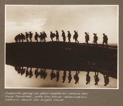 Prima guerra mondiale: truppe di rinforzo avanzano verso le trincee del fronte, con tre palloni di osservazione nelle nuvole da Unbekannt