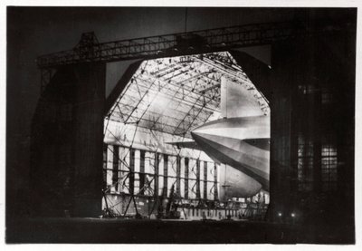 Preparativi per un volo notturno, Zeppelin LZ 127 Graf Zeppelin, 1933 da Unbekannt