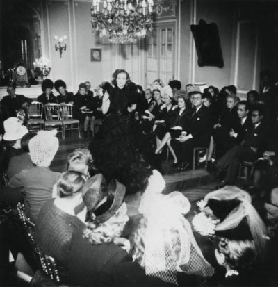 Presentazione della collezione primaverile del designer di moda francese Jacques Fath, Parigi, marzo 1944 da Unbekannt