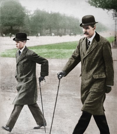 Il principe Edoardo che cammina con il signor HP Hansell, il suo tutore, ad Auteuil, Francia, 1912 1936 da Unbekannt