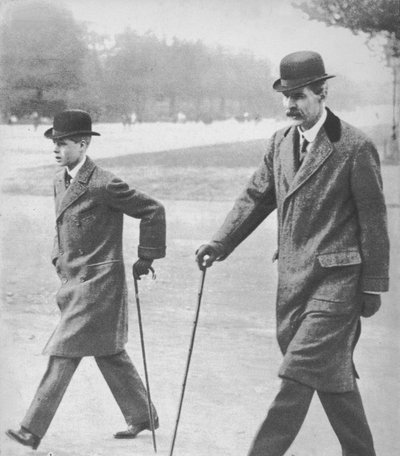 Principe Edoardo che cammina con il suo tutore, Mr HP Hansell, ad Auteuil, Francia, 1912-1936 da Unbekannt