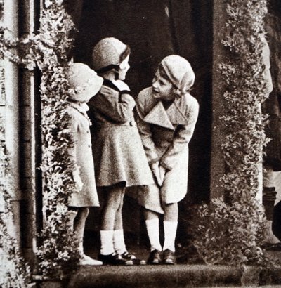 Principessa Elisabetta, Principessa Margherita e la loro cugina, Margaret Elphinstone, durante la Royal Highland Society nel Princess Royal Park da Unbekannt