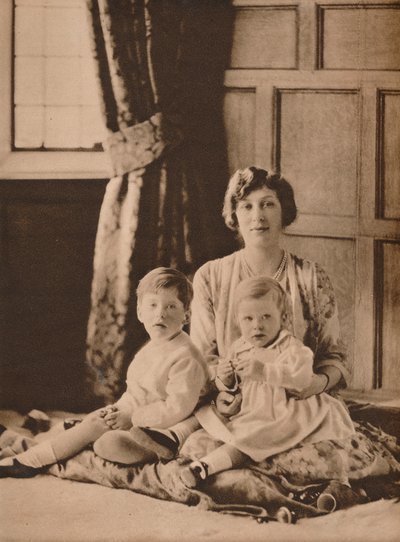 Principessa Mary, Viscontessa Lascelles, con i suoi due figli, Gerald e George, 1926 1935 da Unbekannt