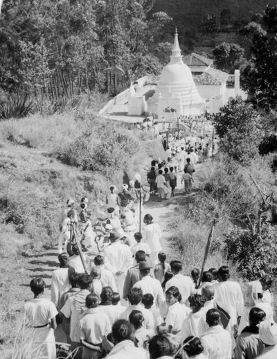 Processione verso un tempio buddista, Diyatalawa, Ceylon, c1945 da Unbekannt