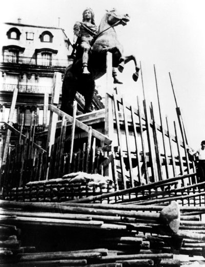 Misure protettive per la statua di Luigi XIV, Parigi, 1940 da Unbekannt