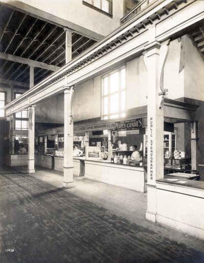 Stand di convenienza pubblica, con cartoline, caramelle e cabine per stenografi pubblici nel Palazzo delle Manifatture alla Fiera Mondiale del 1904 da Unbekannt