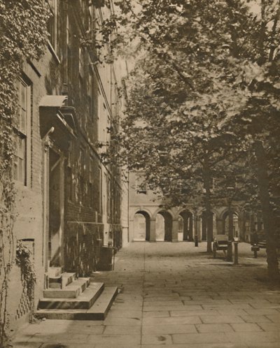 Pump Court nel suo abito estivo di foglie e luce solare, c1935 da Unbekannt