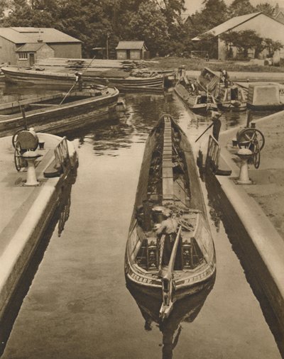 Spingendo una barca di scimmie attraverso la chiusa a Brentford, c. 1935 da Unbekannt