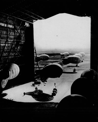 Inserimento di palloni di sbarramento in un hangar, 1943 da Unbekannt