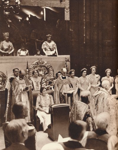 La regina Elisabetta osserva mentre suo marito viene incoronato il giorno della sua incoronazione, 1937 da Unbekannt