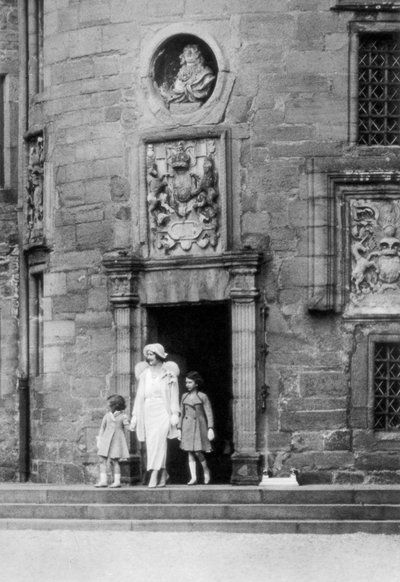 Regina Elisabetta con le principesse Elisabetta e Margaret Rose, castello di Glamis, Scozia, 1937 da Unbekannt