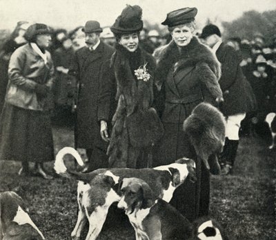 La regina Mary e la regina Alexandra a una riunione della West Norfolk Hunt nel 1920, 1951 da Unbekannt