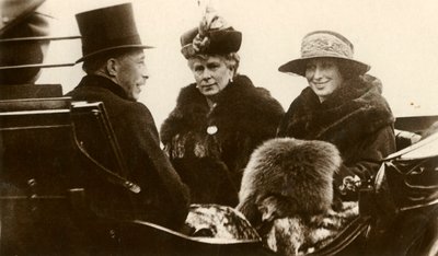 Regina Maria con la Principessa Reale e Visconte Lascelles da Unbekannt