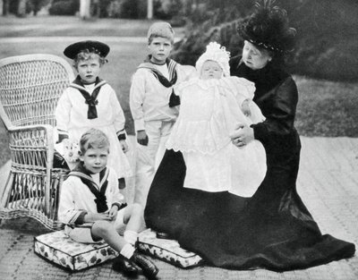 La regina Vittoria con i suoi pronipoti a Osborne House, Isola di Wight, 1900 da Unbekannt
