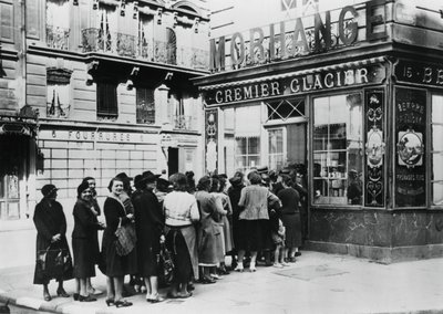 Fila di donne fuori da un negozio di latticini, Parigi occupata dai tedeschi, 28 giugno 1940 da Unbekannt