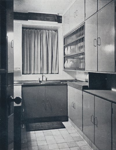 R. W. Symonds e Partner, L. & A.R.I.B.A. - Cucina: Attrezzature colorate di mastice, acciaio inossidabile da Unbekannt