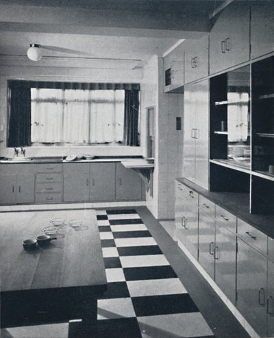 R. W. Symonds e Partner, L. & A.R.I.B.A. - Cucina: Arredi cellulosi color putty, acciaio inossidabile da Unbekannt