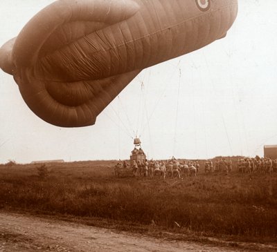 Sollevamento di un pallone di sbarramento con cesto per osservazione, c1914-c1918 da Unbekannt