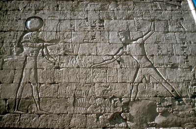 Ramesse III che colpisce i suoi nemici davanti ad Amon-Ra, Tempio Mortuario, Medinat Habu, Egitto, c12° sec. a.C. da Unbekannt