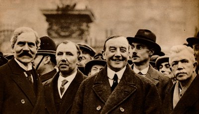 Ramsay Macdonald, primo Primo Ministro laburista britannico, lasciando Buckingham Palace dopo essere stato invitato da Unbekannt