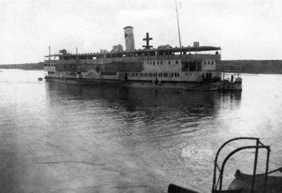 Barca fluviale della Croce Rossa che risale il fiume Tigri, Mesopotamia, Prima Guerra Mondiale, 1918 da Unbekannt