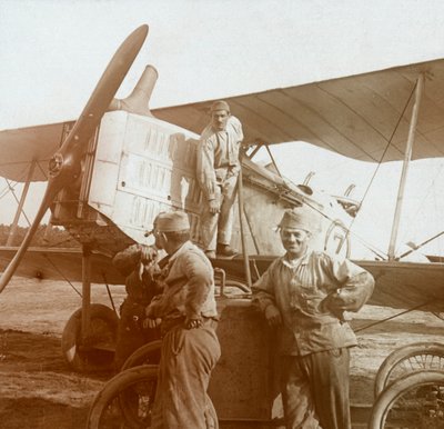 Rifornimento di carburante di un biplano, c1914-c1918 da Unbekannt