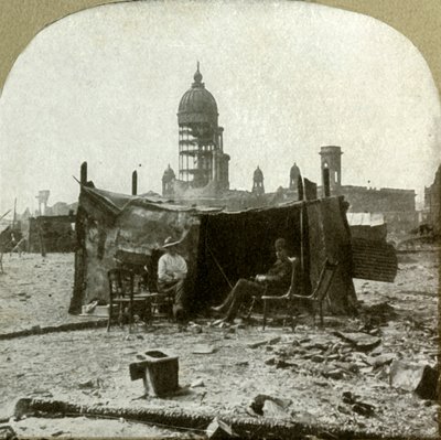 Campo profughi fatto di rottami di lamiera ondulata raccolti dalle rovine, 1906 da Unbekannt