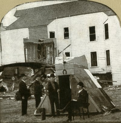 Campo profughi, ex abitazione in rovina sullo sfondo. Questo è lavoro da terremoto, 1906 da Unbekannt