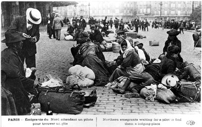 Rifugiati dal nord in attesa di una guida per trovare alloggio, Parigi, Prima Guerra Mondiale, 1914-1918 da Unbekannt
