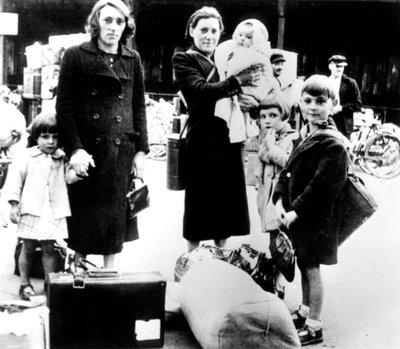 Rifugiati con i loro beni, Parigi occupata dai tedeschi, luglio 1940 da Unbekannt