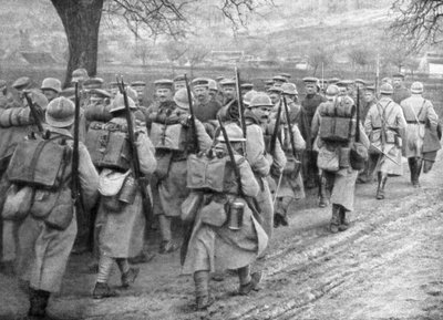 Fanteria francese di soccorso che passa una linea di prigionieri, Plessis-de-Roye, Piccardia, Francia, 30 marzo 1918 da Unbekannt