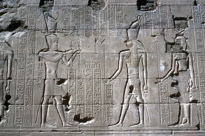 Rilievo del faraone davanti a Horus, Tempio di Horus, Edfu, Egitto, Periodo Tolemaico da Unbekannt
