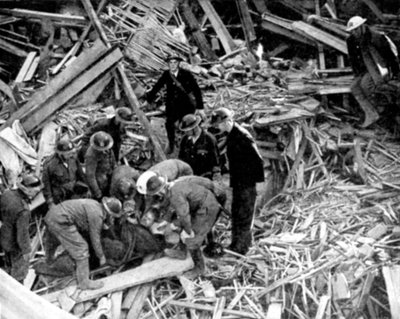 Soccorritori che liberano un uomo da un edificio danneggiato dalle bombe, Seconda Guerra Mondiale, 1940 da Unbekannt