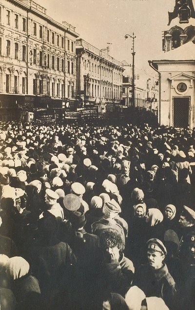Folle rivoluzionarie alla Tverskaya, Mosca, Russia, c1905-c1917 da Unbekannt