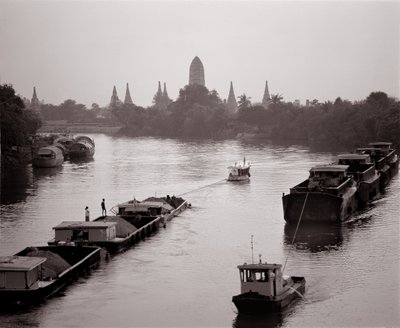Barche fluviali sul fiume Chao Phraya con vista su Wat Chaiwatthanaram da Unbekannt
