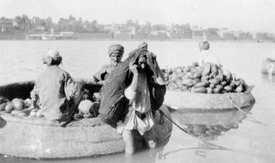 Imbarcazioni fluviali cariche di meloni, fiume Tigri, 1917-1919 da Unbekannt