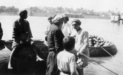 Imbarcazioni fluviali cariche di meloni, Fiume Tigri, Baghdad, Iraq, 1917-1919 da Unbekannt