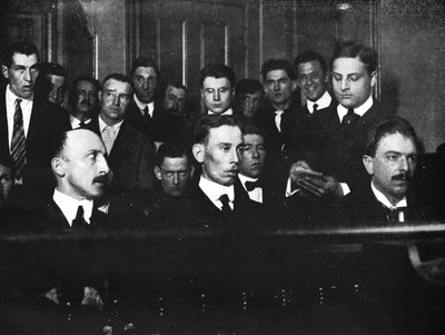 Robert Fay a sinistra e i suoi due complici fotografati in tribunale, 1915 da Unbekannt