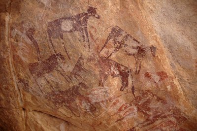 Arte rupestre, Preistoria: Pittura di un gruppo di bovini e personaggi in un rifugio ornato, nel massiccio di Uweinat, Sudan da Unbekannt