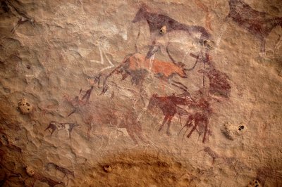 Arte rupestre, Preistoria: Pittura rupestre di un gruppo di bovini e personaggi policromi (pastori e arcieri) in un riparo ornato, nel massiccio di Uweinat, Sudan. Periodo da 8000 a 3000 anni a.C. Fotografia da Unbekannt