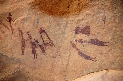 Arte rupestre, Preistoria: Pittura rupestre di un gruppo di personaggi e "guerbas" (contenitori) con frange e senza frange in un rifugio ornato, nel massiccio di Uweinat, Sudan da Unbekannt