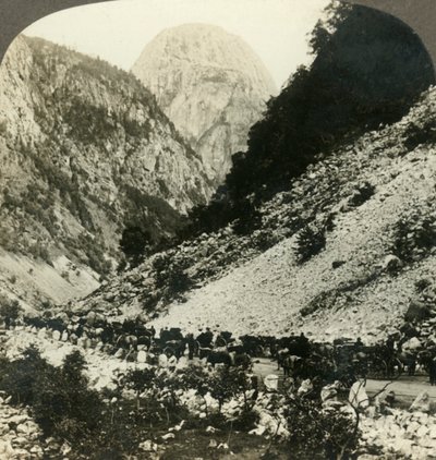 Rocky Jordalsnut 3620 ft. dalla strada piena di carretti turistici, Norvegia, c1905 da Unbekannt