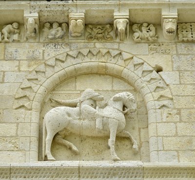 Arte romanica: dettaglio della facciata che raffigura Ugo di Surgères e Goffredo di Vendôme o l
