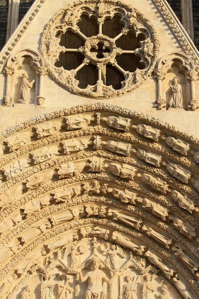 Rosone. Timpano del portale centrale occidentale. Cattedrale di Santo Stefano da Unbekannt