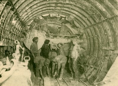 Taglierina Rotativa al Lavoro nel Tubo Allargato della Linea Ferroviaria City and South London, c1930 da Unbekannt