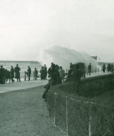 Mare agitato sulla passeggiata a Hastings, Sussex, fine XIX-inizio XX secolo da Unbekannt