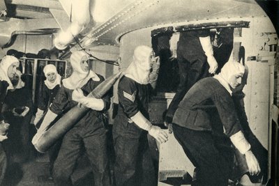 Marines reali che maneggiano munizioni a bordo della HMS Illustrious, Seconda Guerra Mondiale da Unbekannt